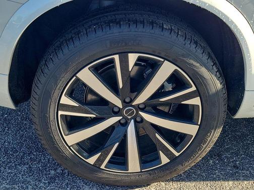 Crystal White Pearl 2026 Volvo XC90 Core, B6 AWD Gas (mild hybrid), Gasoline, Bright, 7 Seats