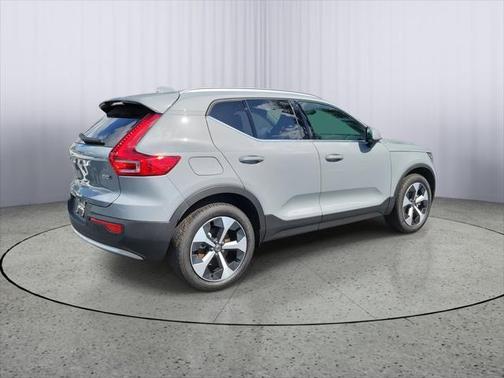 2025 Volvo XC40 B5 Core Bright Theme