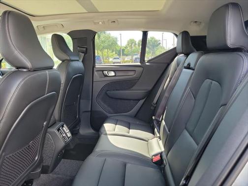 2025 Volvo XC40 B5 Core Bright Theme