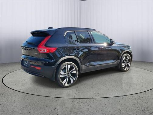 2025 Volvo XC40 B5 Ultra Dark Theme