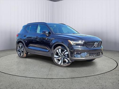 2025 Volvo XC40 B5 Ultra Dark Theme