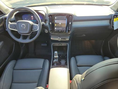 2025 Volvo XC40 B5 Ultra Dark Theme