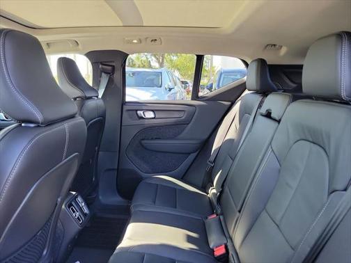 2025 Volvo XC40 B5 Ultra Dark Theme