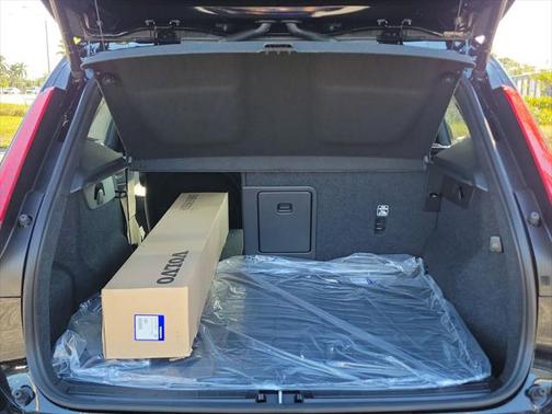 2025 Volvo XC40 B5 Ultra Dark Theme