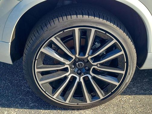 Crystal White Pearl 2026 Volvo XC90 Plus, B5 AWD Gas (mild hybrid), Gasoline, Bright, 7 Seats