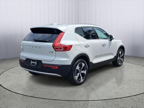 2025 Volvo XC40 B5 Plus Bright Theme