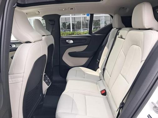 2025 Volvo XC40 B5 Plus Bright Theme