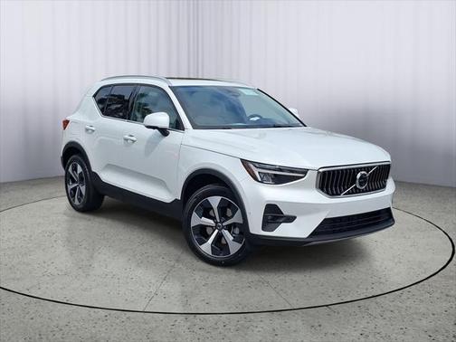2025 Volvo XC40 B5 Plus Bright Theme