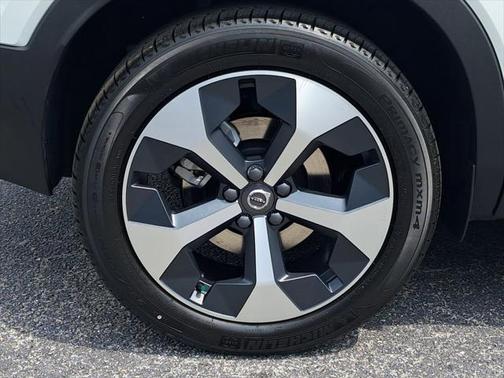 2025 Volvo XC40 B5 Plus Bright Theme