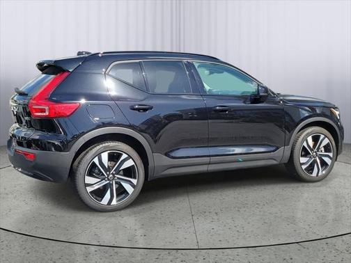 2025 Volvo XC40 B5 Ultra Dark Theme