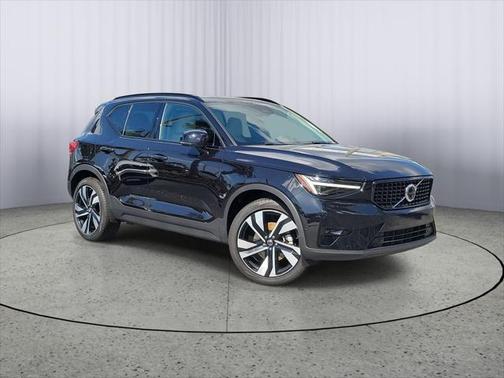2025 Volvo XC40 B5 Ultra Dark Theme