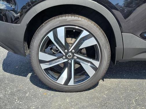 2025 Volvo XC40 B5 Ultra Dark Theme