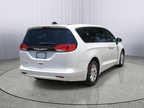 2022 Chrysler Voyager SE