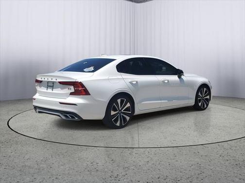 2022 Volvo S60 T5 Momentum