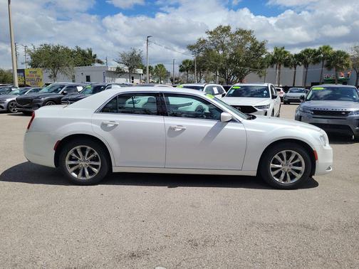 2016 Chrysler 300 Limited