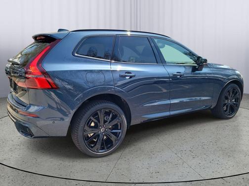2026 Volvo XC60 B5 Ultra Black Edition