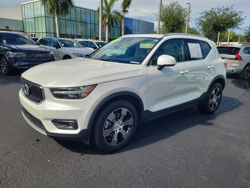 Crystal White Metallic 2021 Volvo XC40 T5 Inscription