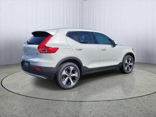 2025 Volvo XC40 B5 Core Bright Theme