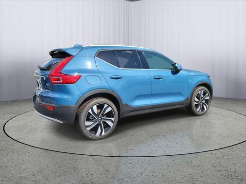 2025 Volvo XC40 B5 Plus Bright Theme