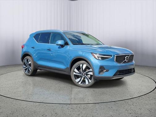 2025 Volvo XC40 B5 Plus Bright Theme