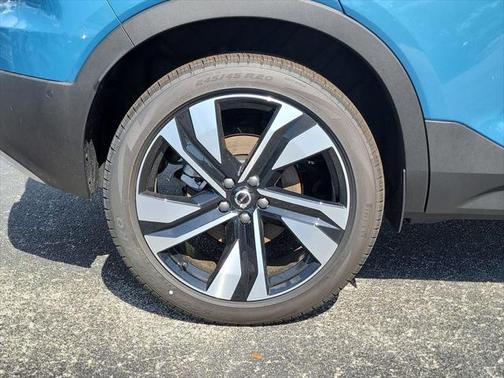 2025 Volvo XC40 B5 Plus Bright Theme