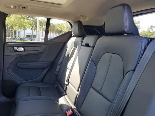 2025 Volvo XC40 B5 Core Bright Theme