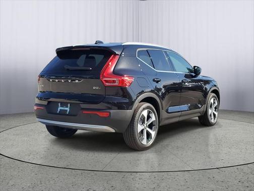 2025 Volvo XC40 B5 Core Bright Theme