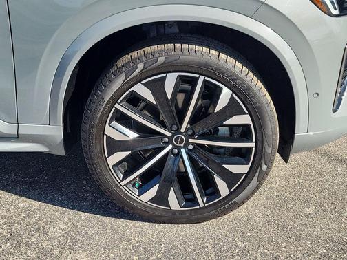 Vapour Grey Metallic 2026 Volvo XC90 Plus, B6 AWD Gas (mild hybrid), Gasoline, Bright, 7 Seats