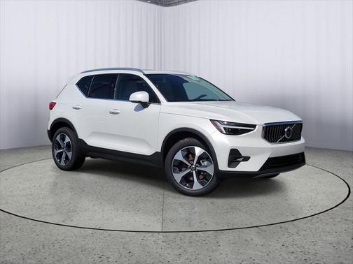 2025 Volvo XC40 B5 Plus Bright Theme