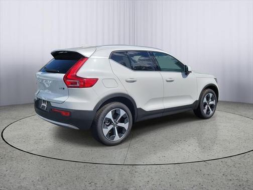 2025 Volvo XC40 B5 Plus Bright Theme