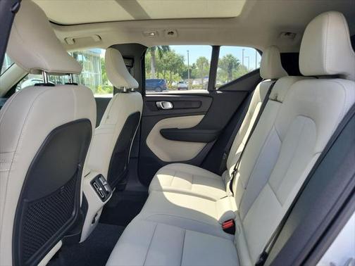 2025 Volvo XC40 B5 Plus Bright Theme