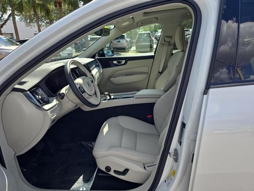 2024 Volvo XC60 B5 Plus Dark Theme