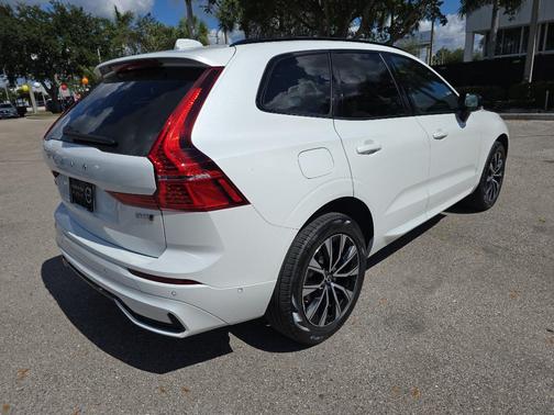 2024 Volvo XC60 B5 Plus Dark Theme