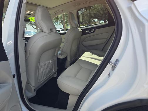 2024 Volvo XC60 B5 Plus Dark Theme