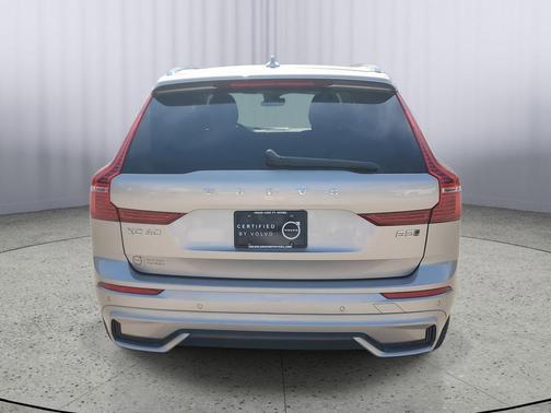 2024 Volvo XC60 B5 Core Dark Theme