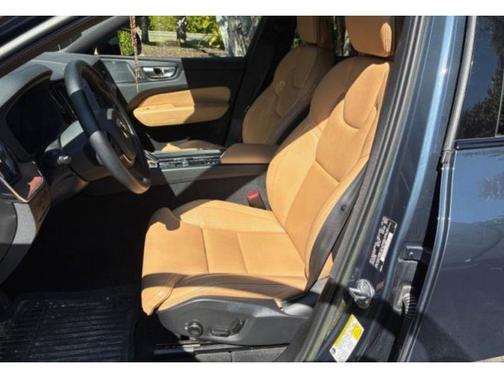 2023 Volvo XC60 B5 Ultimate Dark Theme