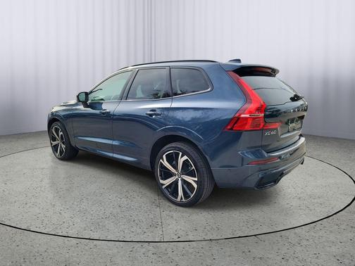 2023 Volvo XC60 B5 Ultimate Dark Theme