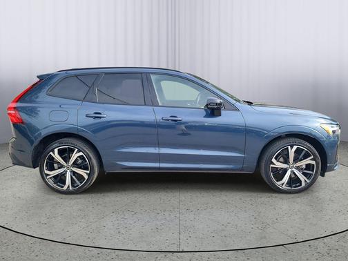 2023 Volvo XC60 B5 Ultimate Dark Theme