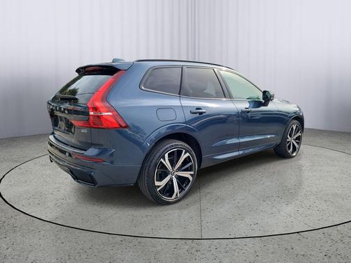2023 Volvo XC60 B5 Ultimate Dark Theme