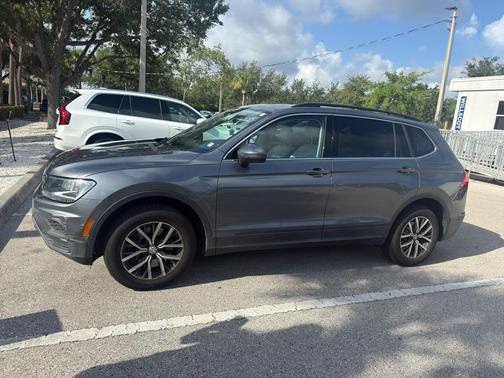 Platinum Gray Metallic 2019 Volkswagen Tiguan 2.0T SE 4MOTION