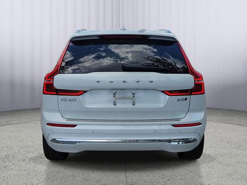Crystal White Metallic 2023 Volvo XC60 B5 Ultimate Bright Theme
