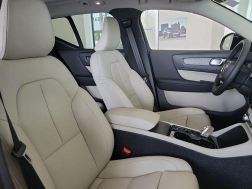 2026 Volvo XC40 B4 Plus