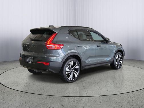 2026 Volvo XC40 B4 Plus