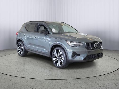2026 Volvo XC40 B4 Plus
