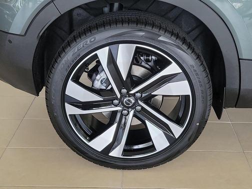 2026 Volvo XC40 B4 Plus