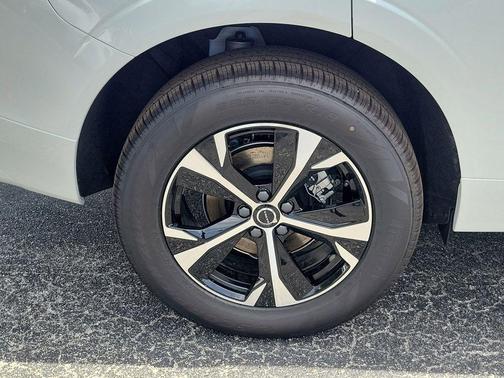 Crystal White Metallic 2026 Volvo XC60 B5 Core