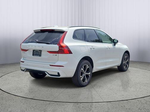 Crystal White Metallic 2026 Volvo XC60 B5 Core