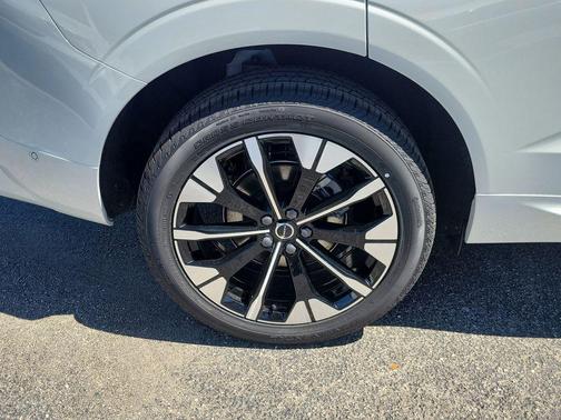 Crystal White Metallic 2026 Volvo XC60 B5 Plus
