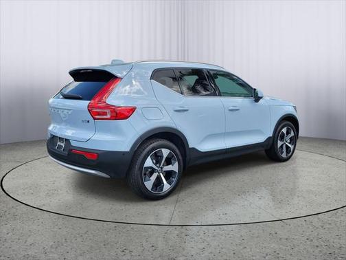 2025 Volvo XC40 B5 Plus Bright Theme
