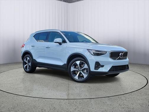 2025 Volvo XC40 B5 Plus Bright Theme